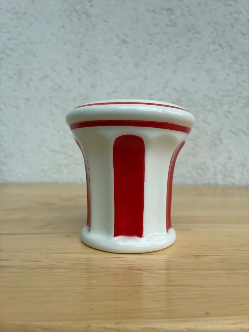 Williams-Sonoma ceramic popcorn salt shaker. Red & white popcorn bucket design
